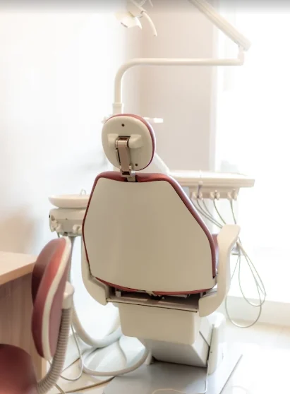 Cadeira e equipamentos odontológicos do consultório